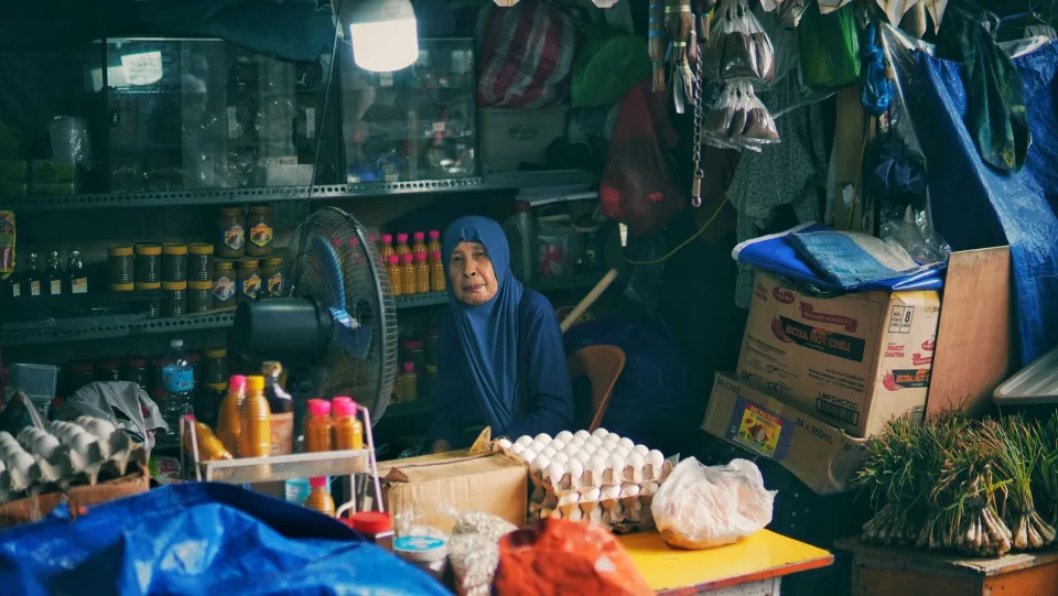 Chủ tiệm đang sắp hàng lên kệ